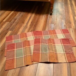 Set of 4 placemats, does have some staining haven’t tried to get it out though